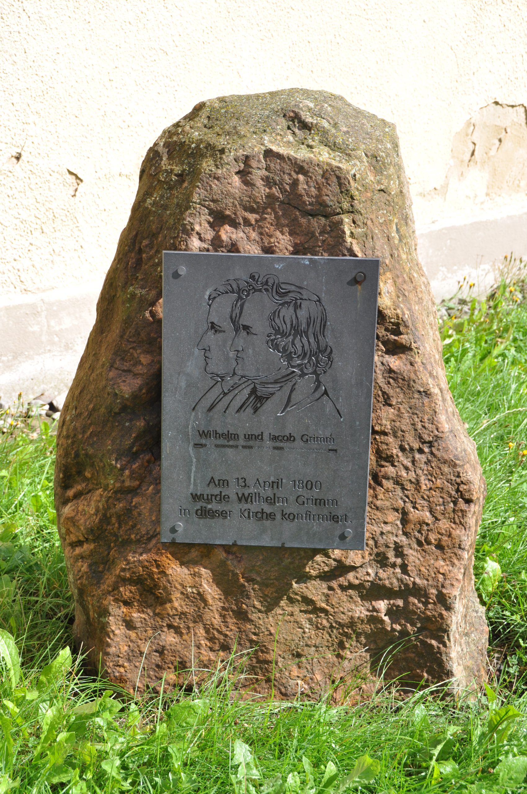 Gedenkstein an die Konfirmation von Wilhelm Grimm am 13. April 1800 an der Stadtkirche Großalmerode
