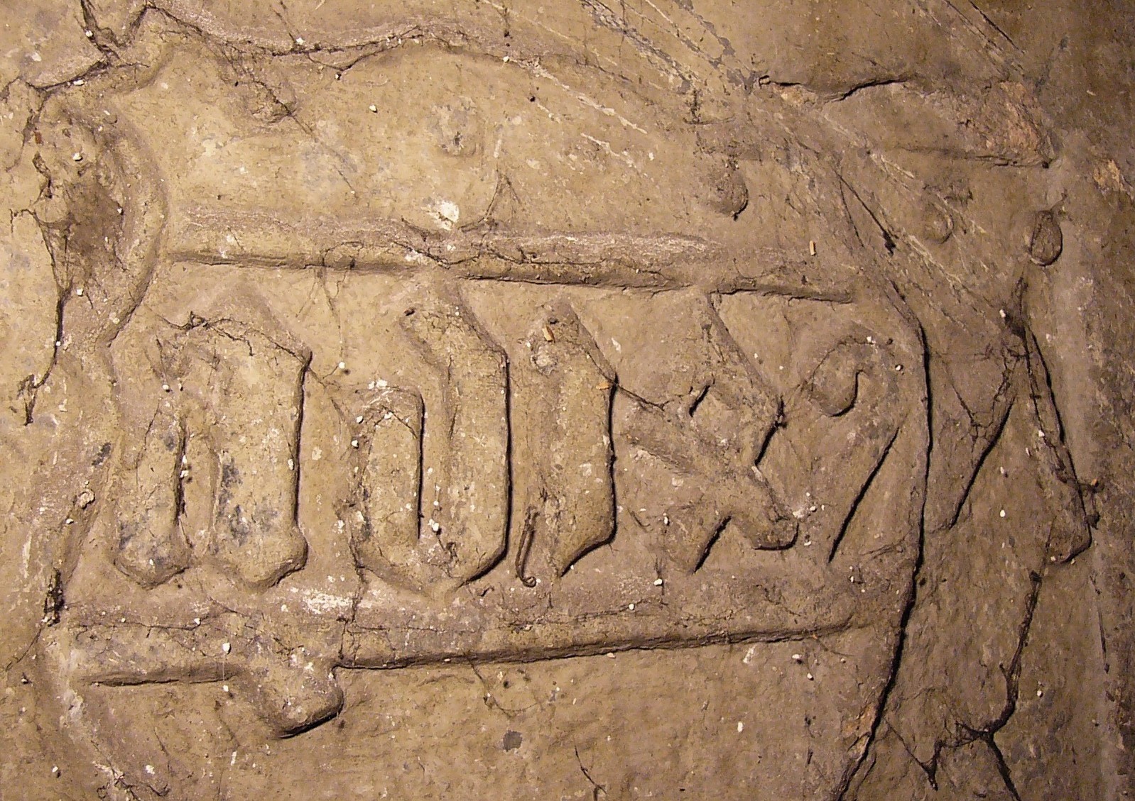 Inschrift mit der Jahreszahl 1497 an der Kirchenmauer Großalmerode